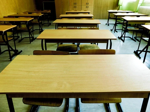 Ilustrasi, bangku sekolah kosong. (Posnews/iStock)