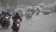 Awan tebal menyelimuti langit Jakarta dan sekitarnya, menandai potensi hujan di wilayah Jabodetabek Minggu 8 Februari 2026. (Posnews/Ist)
