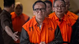 Eks Wakil Menteri Ketenagakerjaan Immanuel Ebenezer Gerungan alias Noel saat menjalani proses hukum kasus pemerasan sertifikasi K3 di Pengadilan Negeri Jakarta Pusat. (Posnews/X)