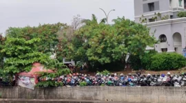 Ribuan sepeda motor terparkir liar di Ruas Jalan Inspeksi Kali Sunter Kelapa Gading Jakarta Utara, Kamis (8/1/2026). (Posnews/MR)
