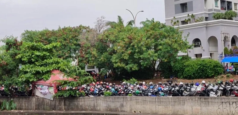 Ribuan sepeda motor terparkir liar di Ruas Jalan Inspeksi Kali Sunter Kelapa Gading Jakarta Utara, Kamis (8/1/2026). (Posnews/MR)