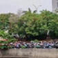 Ribuan sepeda motor terparkir liar di Ruas Jalan Inspeksi Kali Sunter Kelapa Gading Jakarta Utara, Kamis (8/1/2026). (Posnews/MR)