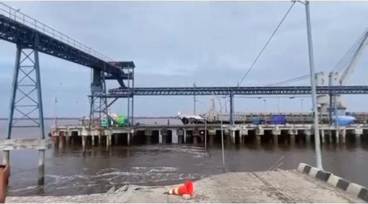 Jembatan penghubung menuju Pelabuhan Tanjung Buton di Kabupaten Siak, Riau, ambruk dan menyebabkan mobil minibus serta sepeda motor jatuh ke laut. (Posnews/Ist)