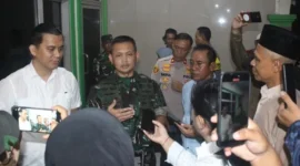TNI Sanksi Babinsa, Penjual Es Viral di Kemayoran Terima Bantuan. (Posnews/Ist)

