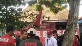 Kantor ormas Madas di Jalan Darmo Surabaya disegel polisi dengan police line kuning dan plang penyitaan terkait dugaan mafia tanah. (Dok. Posnews/Net