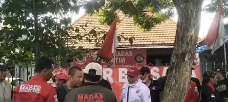 Kantor ormas Madas di Jalan Darmo Surabaya disegel polisi dengan police line kuning dan plang penyitaan terkait dugaan mafia tanah. (Dok. Posnews/Net