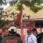 Kantor ormas Madas di Jalan Darmo Surabaya disegel polisi dengan police line kuning dan plang penyitaan terkait dugaan mafia tanah. (Dok. Posnews/Net