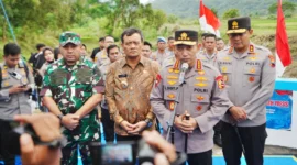 Kapolri Jenderal Listyo Sigit meresmikan jembatan Merah Putih Presisi di Desa Cucukan, Klaten. (Posnews/Ist)