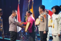 Kapolri Jenderal Listyo Sigit Prabowo memberikan penghargaan kepada atlet Polri peraih medali Sea Games 2025 di The Tribrata, Jakarta Selatan. (Posnews/Ist)