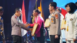 Kapolri Jenderal Listyo Sigit Prabowo memberikan penghargaan kepada atlet Polri peraih medali Sea Games 2025 di The Tribrata, Jakarta Selatan. (Posnews/Ist)