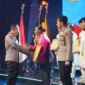 Kapolri Jenderal Listyo Sigit Prabowo memberikan penghargaan kepada atlet Polri peraih medali Sea Games 2025 di The Tribrata, Jakarta Selatan. (Posnews/Ist)