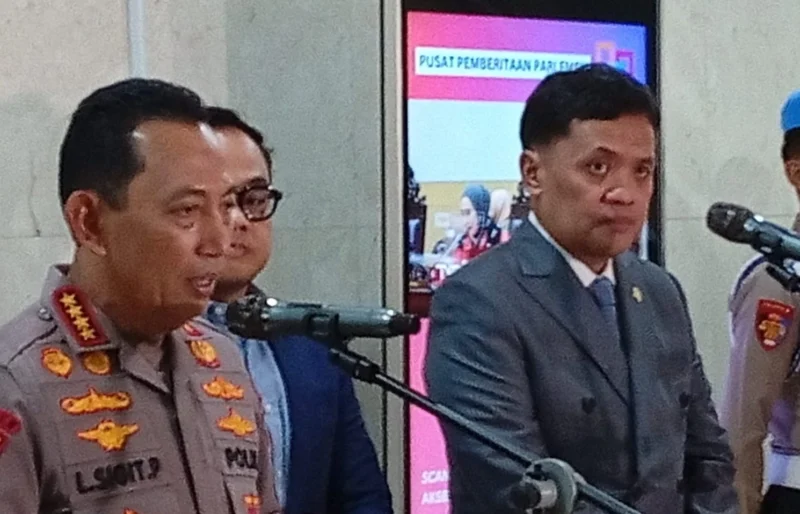 Kapolri Jenderal Listyo Sigit Prabowo usai rapat dengan Komisi III DPR RI membahas wacana pelibatan TNI dalam penanganan terorisme. (Posnews/Ist)