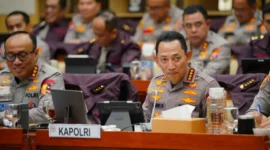 Kapolri Jenderal Listyo Sigit Prabowo menyampaikan sikap tegas menolak wacana Polri di bawah kementerian saat rapat kerja dengan Komisi III DPR RI di Gedung Parlemen, Senayan, Jakarta. (Posnews/Ist)