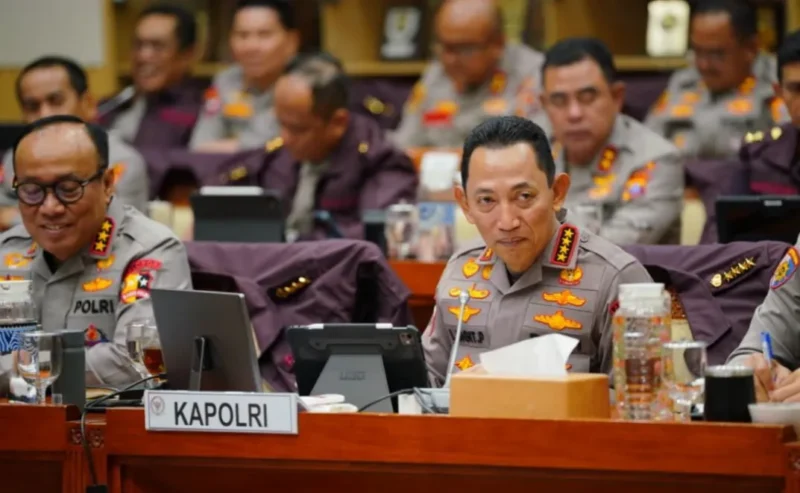 Kapolri Jenderal Listyo Sigit Prabowo menyampaikan sikap tegas menolak wacana Polri di bawah kementerian saat rapat kerja dengan Komisi III DPR RI di Gedung Parlemen, Senayan, Jakarta. (Posnews/Ist)