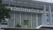 Kejagung Lakukan Penggeledahan di Rumah Mantan Men LHK Siti Nurbaya. (Posnews/Ist)