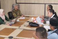 Kepala KCD Pendidikan Wilayah I Jawa Barat Cucu Salman memberikan keterangan kepada orang tua siswa serta pengacaranya terkait temuan SMK Boarding School ilegal di Bogor. (Posnews/MR)