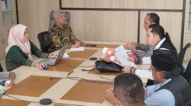 Kepala KCD Pendidikan Wilayah I Jawa Barat Cucu Salman memberikan keterangan kepada orang tua siswa serta pengacaranya terkait temuan SMK Boarding School ilegal di Bogor. (Posnews/MR)

