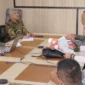 Kepala KCD Pendidikan Wilayah I Jawa Barat Cucu Salman memberikan keterangan kepada orang tua siswa serta pengacaranya terkait temuan SMK Boarding School ilegal di Bogor. (Posnews/MR)

