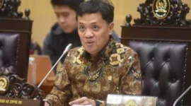 Ketua Komisi III DPR RI Habiburokman memimpin RDPU terkait kasus Hogi Minaya di Gedung Nusantara II, Kompleks Parlemen, Senayan, Jakarta, Rabu (28/1/2026). (Posnews/Ist)