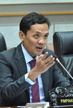 DPR Percepat Reformasi Polri, Tegaskan Kapolri Tidak di Bawah Menteri