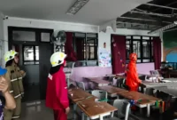 Kondisi plafon SDN 05 Pademangan Timur Jakarta Utara ambruk akibat hujan lebat disertai angin kencang. (Posnews/Ist)