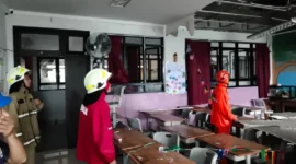 Kondisi plafon SDN 05 Pademangan Timur Jakarta Utara ambruk akibat hujan lebat disertai angin kencang. (Posnews/Ist)