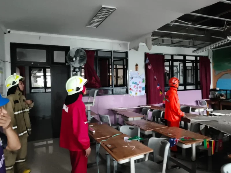 Kondisi plafon SDN 05 Pademangan Timur Jakarta Utara ambruk akibat hujan lebat disertai angin kencang. (Posnews/Ist)