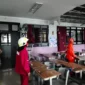 Kondisi plafon SDN 05 Pademangan Timur Jakarta Utara ambruk akibat hujan lebat disertai angin kencang. (Posnews/Ist)