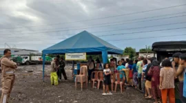 Korban Banjir Mengungsi di Boks Container di Cilincing mendapat bantuan makanan siap saji, Senin 12 Januari 2026 sore. (Posnews/MR)
