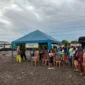 Korban Banjir Mengungsi di Boks Container di Cilincing mendapat bantuan makanan siap saji, Senin 12 Januari 2026 sore. (Posnews/MR)
