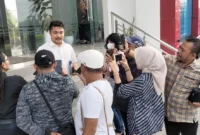 Kuasa hukum Budi, Faomasi Laia, memberikan keterangan pers terkait dugaan pencemaran nama baik di Pengadilan Negeri Jakarta Utara. (Posnews/MR)