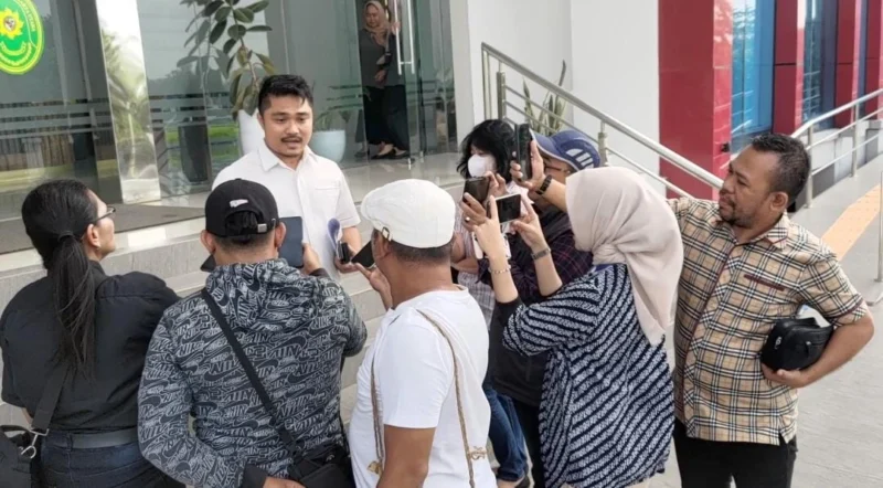 Kuasa hukum Budi, Faomasi Laia, memberikan keterangan pers terkait dugaan pencemaran nama baik di Pengadilan Negeri Jakarta Utara. (Posnews/MR)