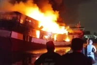 Petugas pemadam kebakaran memadamkan api kapal yang terbakar di kawasan Penjaringan, Jakarta Utara. (Posnews/MR)