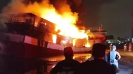 Petugas pemadam kebakaran memadamkan api kapal yang terbakar di kawasan Penjaringan, Jakarta Utara. (Posnews/MR)