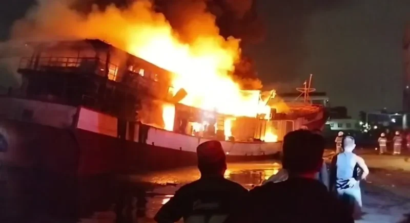 Petugas pemadam kebakaran memadamkan api kapal yang terbakar di kawasan Penjaringan, Jakarta Utara. (Posnews/MR)