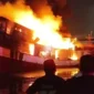 Petugas pemadam kebakaran memadamkan api kapal yang terbakar di kawasan Penjaringan, Jakarta Utara. (Posnews/MR)
