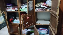 Kondisi ruang guru SDN 03 Jaya Bakti Cabangbungin Bekasi usai dibobol maling pada Senin dini hari. (Posnews/Ihsan)