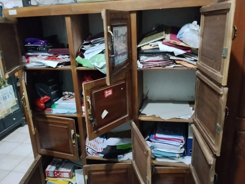 Kondisi ruang guru SDN 03 Jaya Bakti Cabangbungin Bekasi usai dibobol maling pada Senin dini hari. (Posnews/Ihsan)
