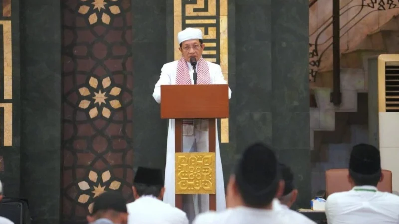 Menag Nasaruddin Umar memimpin doa bersama untuk korban bencana Aceh, Sumatra Utara, dan Sumatra Barat saat Indonesia Berdzikir di Masjid Agung At-Tin Jakarta. (Posnews/Kemenag)