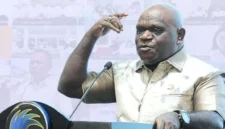 Menteri HAM Natalius Pigai memberikan pernyataan tegas soal isu reshuffle Kabinet Merah Putih di Kompleks Parlemen Senayan, Jakarta. (Posnews/KemenHAM)