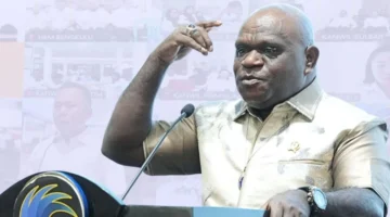 Menteri HAM Natalius Pigai memberikan pernyataan tegas soal isu reshuffle Kabinet Merah Putih di Kompleks Parlemen Senayan, Jakarta. (Posnews/KemenHAM)