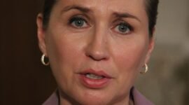 Pemberontakan pemilih di Kopenhagen. Perdana Menteri Mette Frederiksen menderita kekalahan pemilu terburuk dalam satu abad, namun ia tetap menjadi kandidat terkuat untuk memimpin pemerintahan koalisi baru Denmark. Dok: Wikipedia.