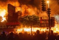 Ketegangan meledak di Twin Cities. Warga mogok massal, polisi tangkapi pendeta yang berlutut di bandara, sementara perusahaan raksasa memilih bungkam seribu bahasa. Dok: The Globe Post.