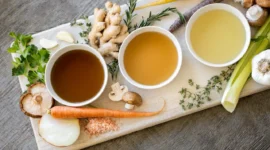 Minuman hangat seperti wedang jahe, susu kunyit, dan teh jahe lemon yang meningkatkan imun tubuh saat musim hujan. (Posnews/Bluebird Provisions on Unsplash)