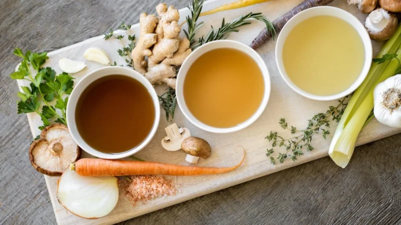 Minuman hangat seperti wedang jahe, susu kunyit, dan teh jahe lemon yang meningkatkan imun tubuh saat musim hujan. (Posnews/Bluebird Provisions on Unsplash)