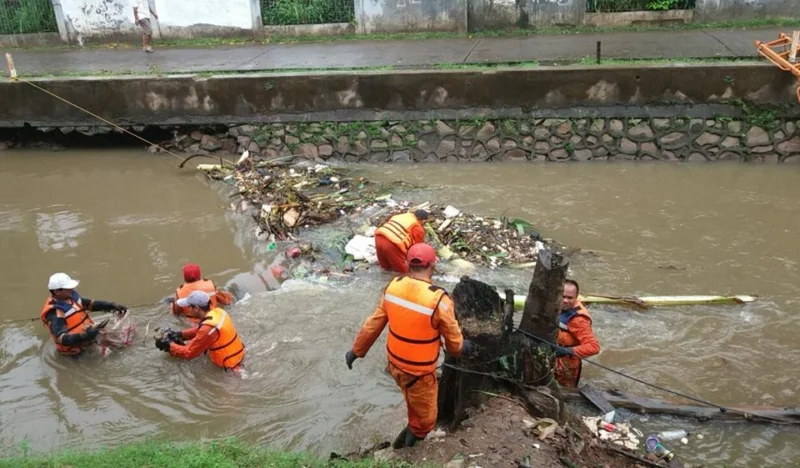 Pasukan Oranye membersihkan sampah di lokasi rawan banjir Jakarta untuk antisipasi curah hujan tinggi. (Posnews/Ist)