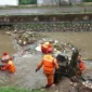 Pasukan Oranye membersihkan sampah di lokasi rawan banjir Jakarta untuk antisipasi curah hujan tinggi. (Posnews/Ist)