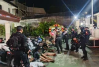 Petugas Brimob Polda Metro Jaya membubarkan aksi balap liar di Jalan Kalimalang, Duren Sawit, Jakarta Timur. (Posnews/Ist)