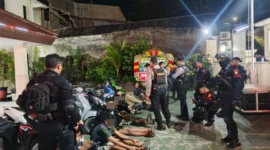 Petugas Brimob Polda Metro Jaya membubarkan aksi balap liar di Jalan Kalimalang, Duren Sawit, Jakarta Timur. (Posnews/Ist)