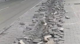 Paving block trotoar dibongkar dan kabel Penerangan Jalan Umum (PJU) terlihat terbuka di Jalan Raya Cilincing, Jakarta Utara, diduga akibat pencurian kabel lampu jalan.. (Posnews/Ist)